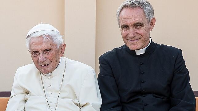 Ein Bild aus anderen Zeiten: Der emeritierte Papst Benedikt XVI. sitzt im Jahr 2019 neben seinem Privatsekretär Georg Gänswein. Doch ...