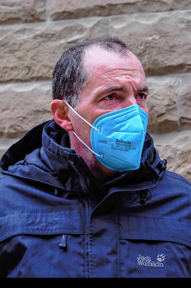 Stefan Schüttler ist bei der Feuerwehr für das Krisenmanagement zuständig. Hier beobachtet er den geregelten Zustrom ins neue ...