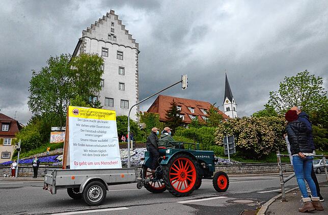 Gegen Lärm, gegen Stress und gegen Feinstaub wenden sich nach eigenen Aussagen die Treckerfahrer auf der Ravensburger Straße.