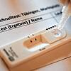 Ein Schnelltest auf Corona &ndash; fällt er positiv aus, hat das weitreichende Konsequenzen für den Gestesteten.