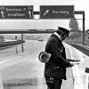 Ein Autofahrer muss am 25. November 1973, am ersten autofreien Sonntag, auf der Autobahn München-Garmisch seine Sonderfahrerlaubnis ...