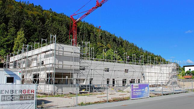 Acht Tore soll die Fahrzeughalle des neuen Feuerwehrhauses erhalten. Die Torarbeiten müssen nun neu ausgeschrieben werden, da die ...