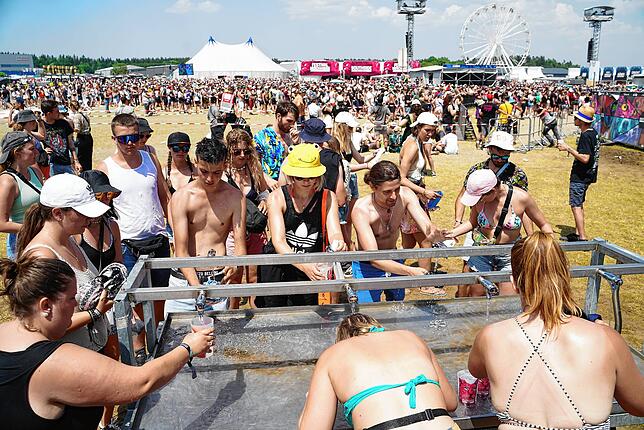 Ob zum Abkühlen oder zum Flaschen auffüllen, die Wasserstellen sind wichtig und heiß begehrt auf Festivals.