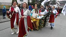 Farbenfrohe Gruppen sind beim Umzug in Zimmern zu sehen. Gemäß dem Motto &bdquo;Götter, Mythen, Heldensagen&ldquo; sind auch Römerinnen ...