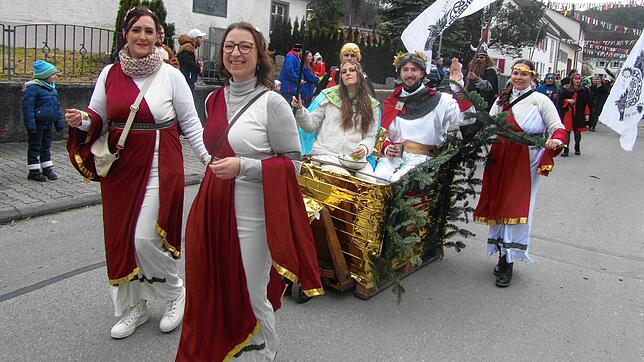 Farbenfrohe Gruppen sind beim Umzug in Zimmern zu sehen. Gemäß dem Motto &bdquo;Götter, Mythen, Heldensagen&ldquo; sind auch Römerinnen ...