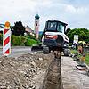 Ein Glasfaserkabel wird in Dogern verlegt. Seit Februar rollen im Ort die Bagger.