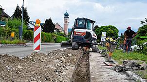 Ein Glasfaserkabel wird in Dogern verlegt. Seit Februar rollen im Ort die Bagger.
