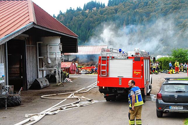 Bild 2: Scheune in Bernau brennt: Feuerwehr hat Brand unter Kontrolle