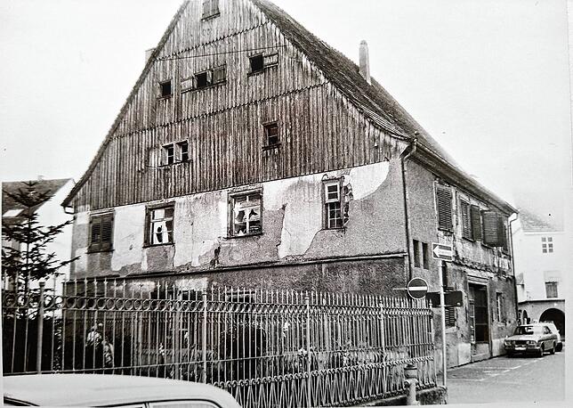 Bröckelnder Putz, feuchte Wände und marode Fensterrahmen: Das reichte dem Stockacher Gemeinderat, um das alte Kaufhaus für „nicht ...