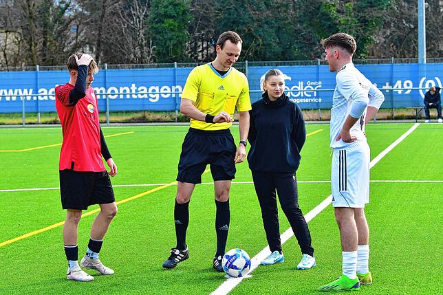 Bild 10: Wir haben Samira Imeri und Aila Ljaci vom FSV Rheinfelden  beim Schiedsrichter-Praktikum begleitet
