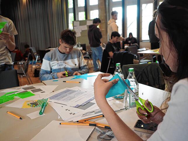 Mehr als basteln: Beim Flaggen-Workshop entstehen sichtbare Symbole für europäische Werte.