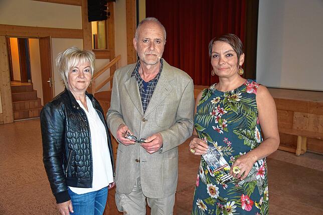 Rita Ihli (links), Martin Ruthenberg und Elvira Stehle vertreten die Bürgerinitiative Windkraft und Freiflächen-PV-Anlagen auf der ...