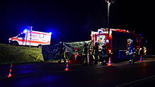 Rettungskräfte an der Unfallstelle auf der B33 zwischen St. Georgen und Peterzell.
