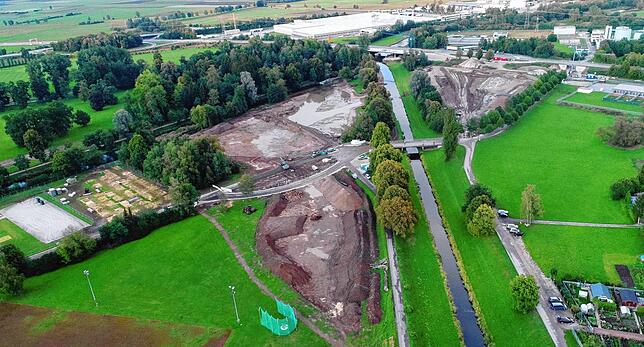 Erde, Erde und noch mehr Erde: Blick aus Richtung des Donaueschinger SV-Stadions.