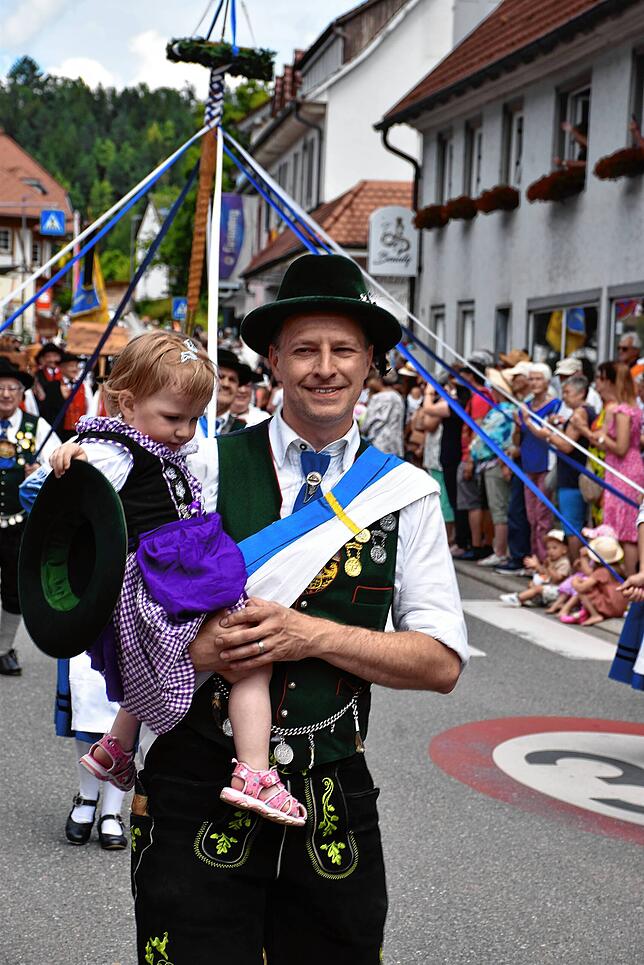 Vom Gebirgstrachtenverein Almfrieden Schwenningen nahmen unter anderem dieser Vater mit seiner Tochter teil.