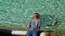 Ein Mann sitzt am Trevi-Brunnen in Rom, während die Temperaturen bis zu 39 Grad Celsius erreichen. Ein Bad wäre gar nicht so schlecht.