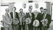 Erinnerungen an die Anfangszeit der Gesamtgemeinde: Der damalige Bürgermeister Werner Bart (links) verabschiedete am 25. Juli 1980 die ...