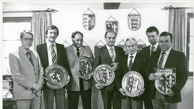 Erinnerungen an die Anfangszeit der Gesamtgemeinde: Der damalige Bürgermeister Werner Bart (links) verabschiedete am 25. Juli 1980 die ...