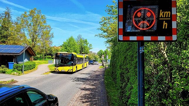 Der Eindruck, dass am Ortsrand von Gaienhofen gerast wird, bestätigte eine Verkehrsmessung. 82 Prozent der Fahrzeuge fahren von ...