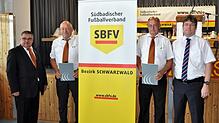 DFB-Verdienstnadel für langjährige und verdienstvolle Verbandsmitarbeit erhielten von Kuno Kayan (von links), Rudolf Kleiser und ...