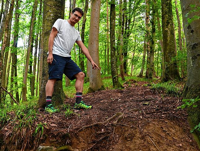 Slim Gamh-Drid zeigt auf eine der Fundstellen, an denen Mountainbiker ein mit Nägeln ausgestattetes Brett gefunden haben.
