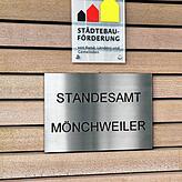 Ein Schild weist am Eingang des Bürgerzentrums von Mönchweiler darauf hin, dass hier ein Raum des Standesamtes, das Trauzimmer, ...