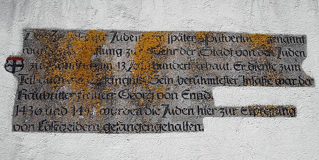 Die Inschrift auf dem Pulverturm aus dem 19. Jahrhundert-