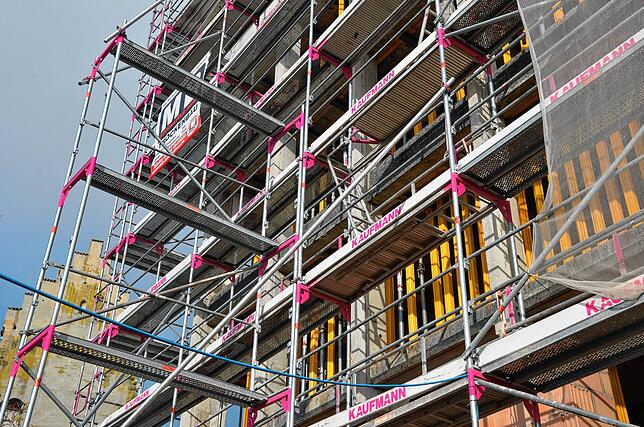 Pfähle wachsen in die Höhe: Hinter dem Gerüst auf der Südseite des Gebäudes zeigt sich die aufwändige Stützkonstruktion im Inneren.