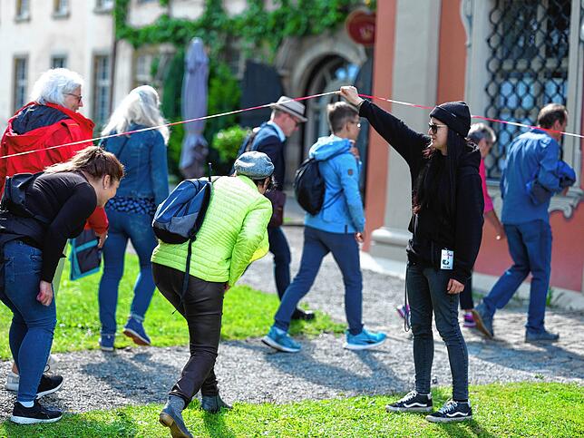 Ausnahmsweise geht&lsquo;s unter einer Absperrung hindurch.