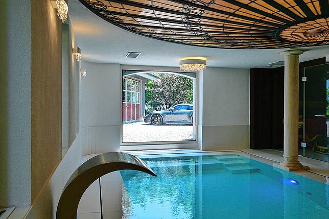 Auch einen Indoor-Pool gibt es in dem Anwesen in Egnach.