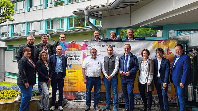 Sponsoren und Partner des Schweizer Feiertags: Unten von links Melanie Braun (Wohnparc Stumpp), Corinna Bruggaier (Kulturamt), Johannes ...