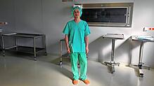 Lars Gröning am Arbeitsplatz: Er ist OP-Pfleger, arbeitet aber nicht fest angestellt an einem Krankenhaus, sondern als Zeitarbeiter auf ...