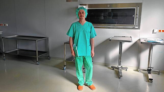 Lars Gröning am Arbeitsplatz: Er ist OP-Pfleger, arbeitet aber nicht fest angestellt an einem Krankenhaus, sondern als Zeitarbeiter auf ...