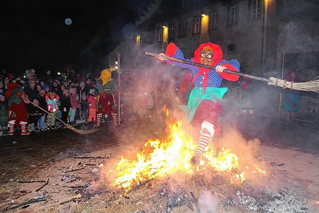 Bild 22: Schaurige Akrobatik: So fliegen die Urhexen übers lodernde Hexenfeuer