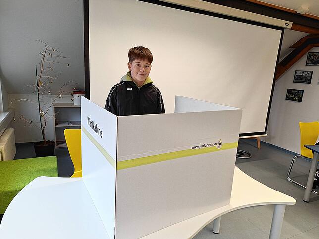 In der Wahlkabine können die Schüler ihre Kreuzchen bei der Vergabe von der Erst- und der Zweitstimme machen.