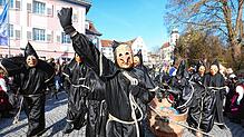 Bild : Tausende feiern die Narren beim Sonntagsumzug