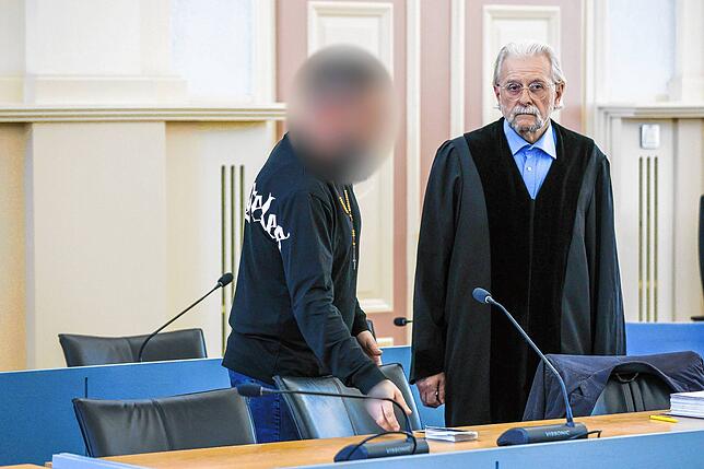 Der Angeklagte (l) kommt mit seinem Anwalt in den Verhandlungssaal des Landgerichts Hechingen.