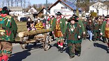 Die Holzhauderezunft Denkingen stellte ihren Narrenbaum, der 32 Meter hoch ist. An der Spitze marschierte Zunftmeisterin Sonja Vogler.