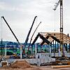 Die verwendeten Leimbinder waren zur damaligen Zeit eine Neuheit und recht kurz auf dem Markt. Unter anderem arbeiteten 25 Zimmermänner ...