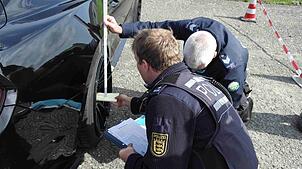Reifen und Felgen der Fahrzeuge im Blick: Bei Kontrollen während der Tuning World Bodensee, hier ein Foto von 2023, nehmen es die ...