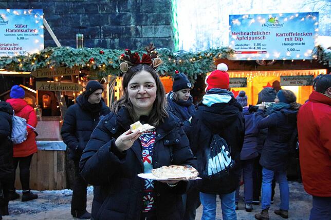 Einen vegetarischen Flammkuchen statt Glühwein gibt es für Autofahrerin Nathalie.