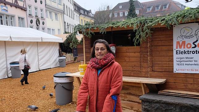 Mit ihren Krücken ist der Besuch des Weihnachtsmarkts für Anita Seehuber (links) unmöglich. Schuld daran ist der Belag aus ...