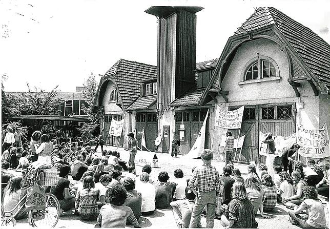 Versammlung vor dem besetzten Feuerwehrhaus: Die Fassade und das Dach waren denkmalgeschützt – das hinderte die Stadt nicht am Abriss.