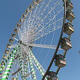 Ein Riesenrad gibt es, Bierzelte nicht. Bilder: Michael Schwarz