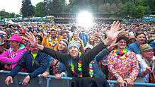 Fulminanter Start der Open-Air-Saison: Mehr als 10.000 Schlager-Fans jubeln Dieter Thomas Kuhn mit Band im Konstanzer Bodensee-Stadion zu.