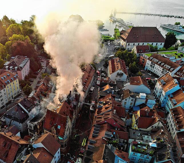 Beim Brand des Stadler-Hauses in der Zollernstraße 10 war die Rauchschwade weithin sichtbar. Viele Konstanzer fieberten mit den ...