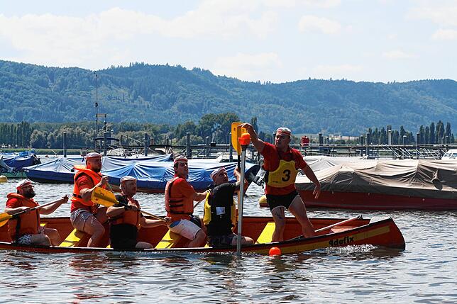 Bild 22: Radolfzell: Rein ins Boot und gleich ins Wasser: Das Großkanadierrennen 2025 in Bildern