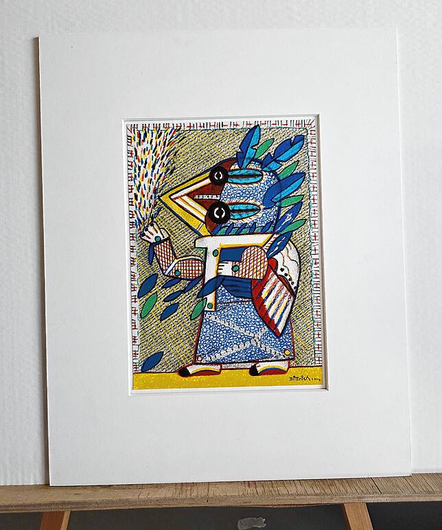Das Original der „Eule des Löwen“ steht bei der Übergabe der Kunstdruckmappen auf einer Staffelei.