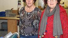 Mona Fahlbusch (links) vom VdK-Ortsverband Pfullendorf hatte die Idee, Gerlinde Kretschmann ins Werkstättle einzuladen.