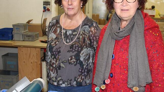 Mona Fahlbusch (links) vom VdK-Ortsverband Pfullendorf hatte die Idee, Gerlinde Kretschmann ins Werkstättle einzuladen.